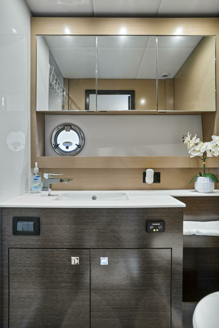 2019 Cruisers Yachts 54 Cantius - Image 47