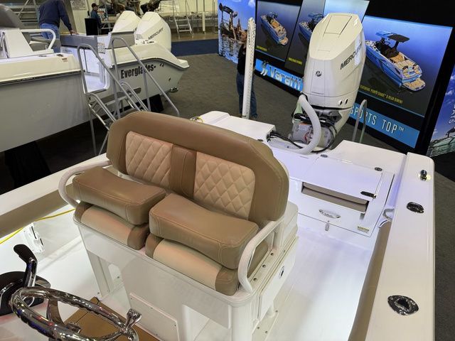 2026 Everglades 253 Center Console - 31
