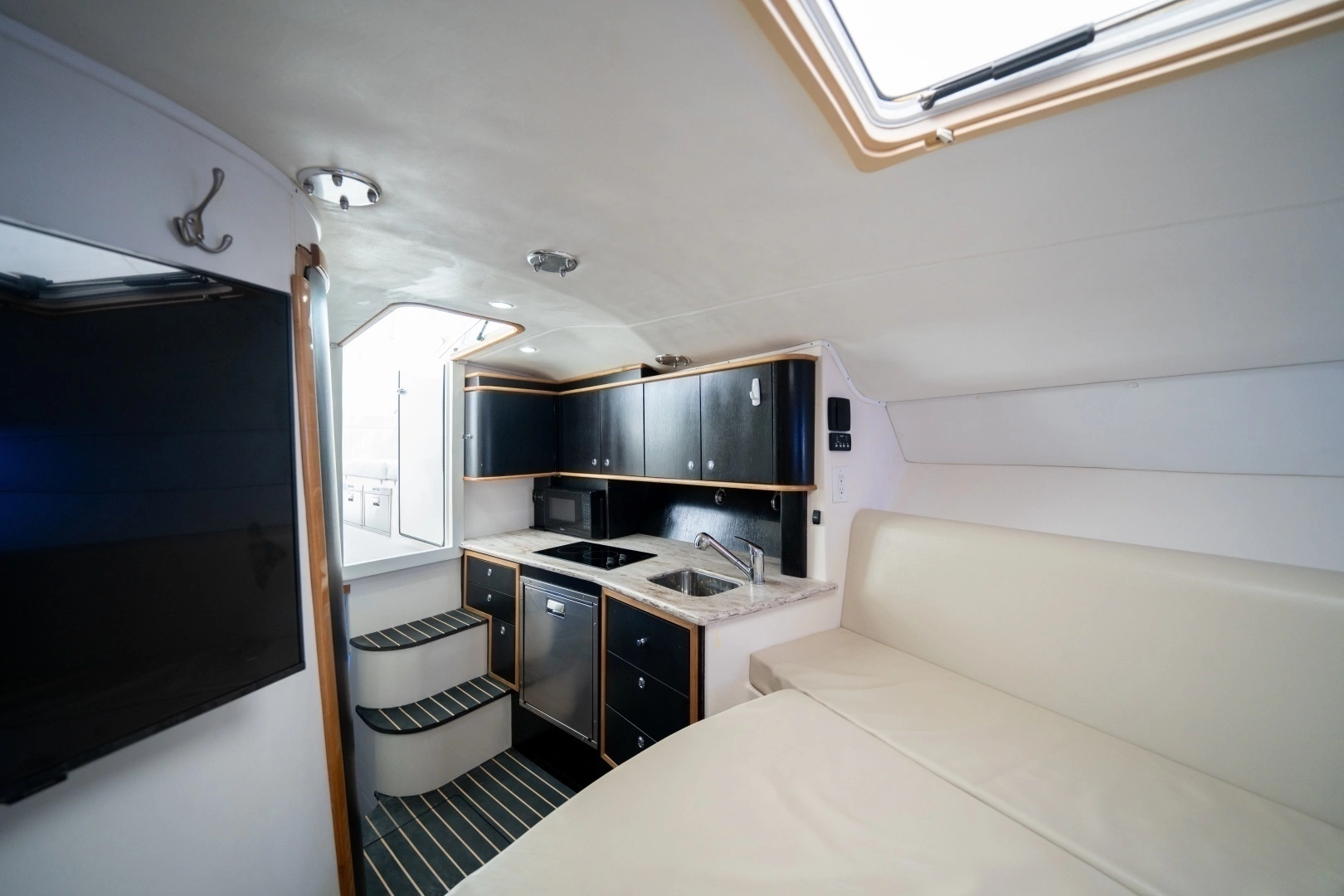 2011 Contender 40 Express - Image 3