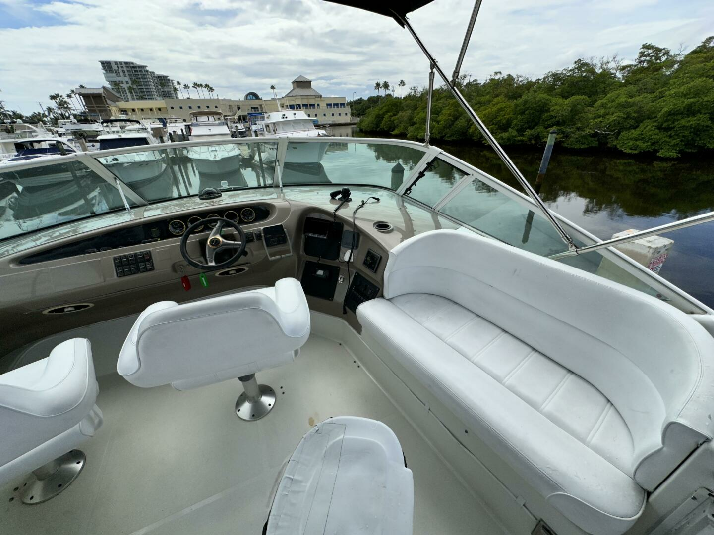 1999 Carver 450 Pilothouse - Image 17