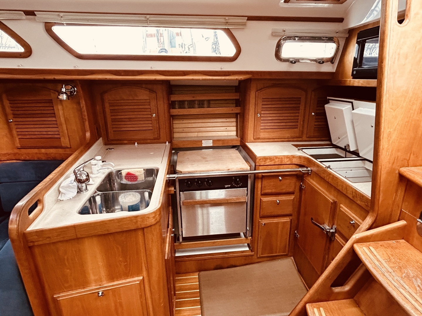 2004 Sabre 426 - Image 25