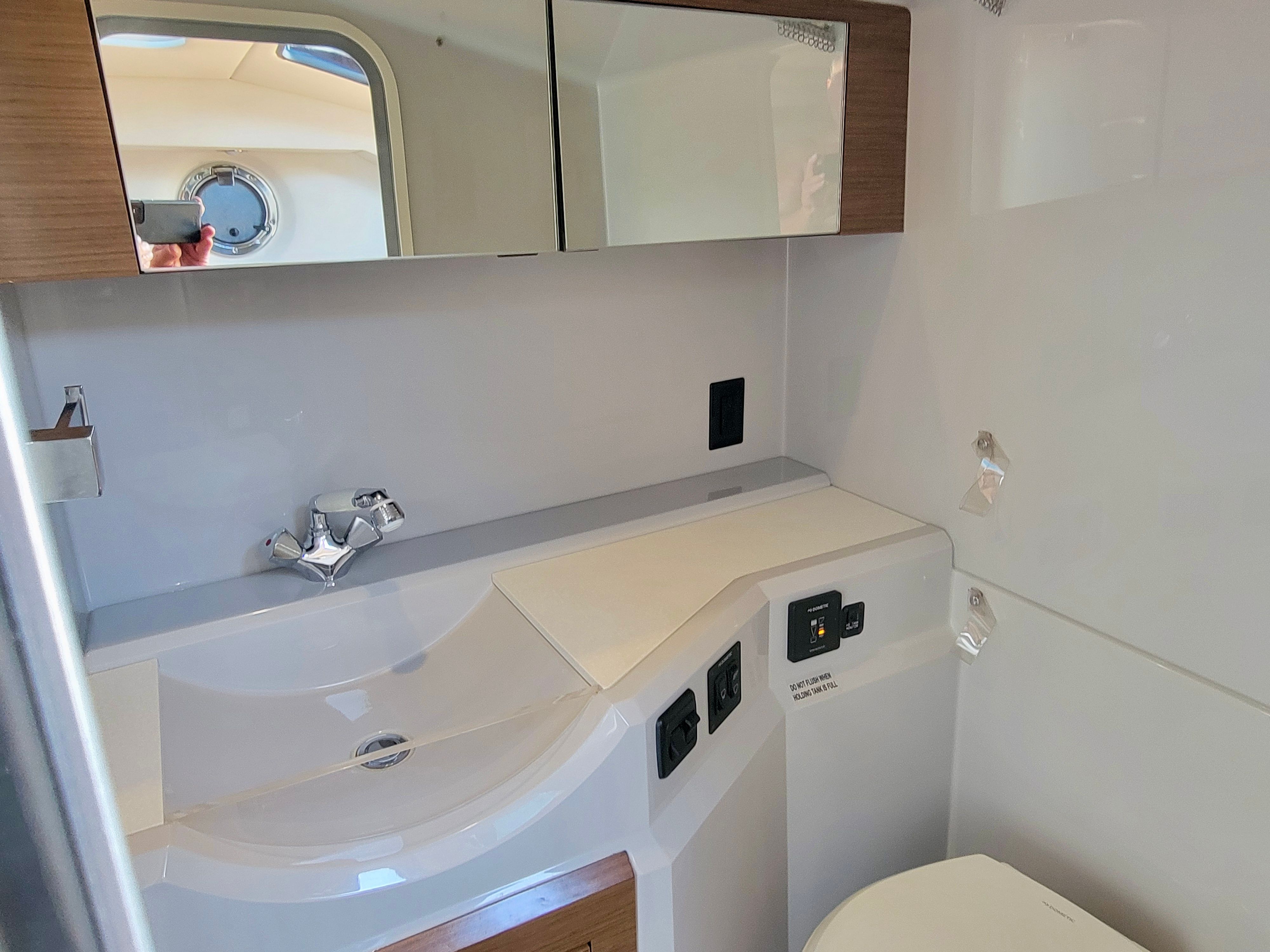 2020 Cruisers Yachts 338 CX South Beach Bow Rider - 16