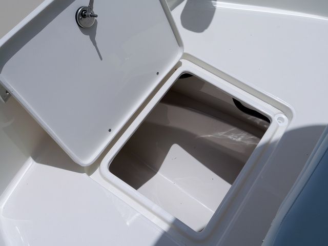 2027 Bulls Bay 230 Center Console - 21
