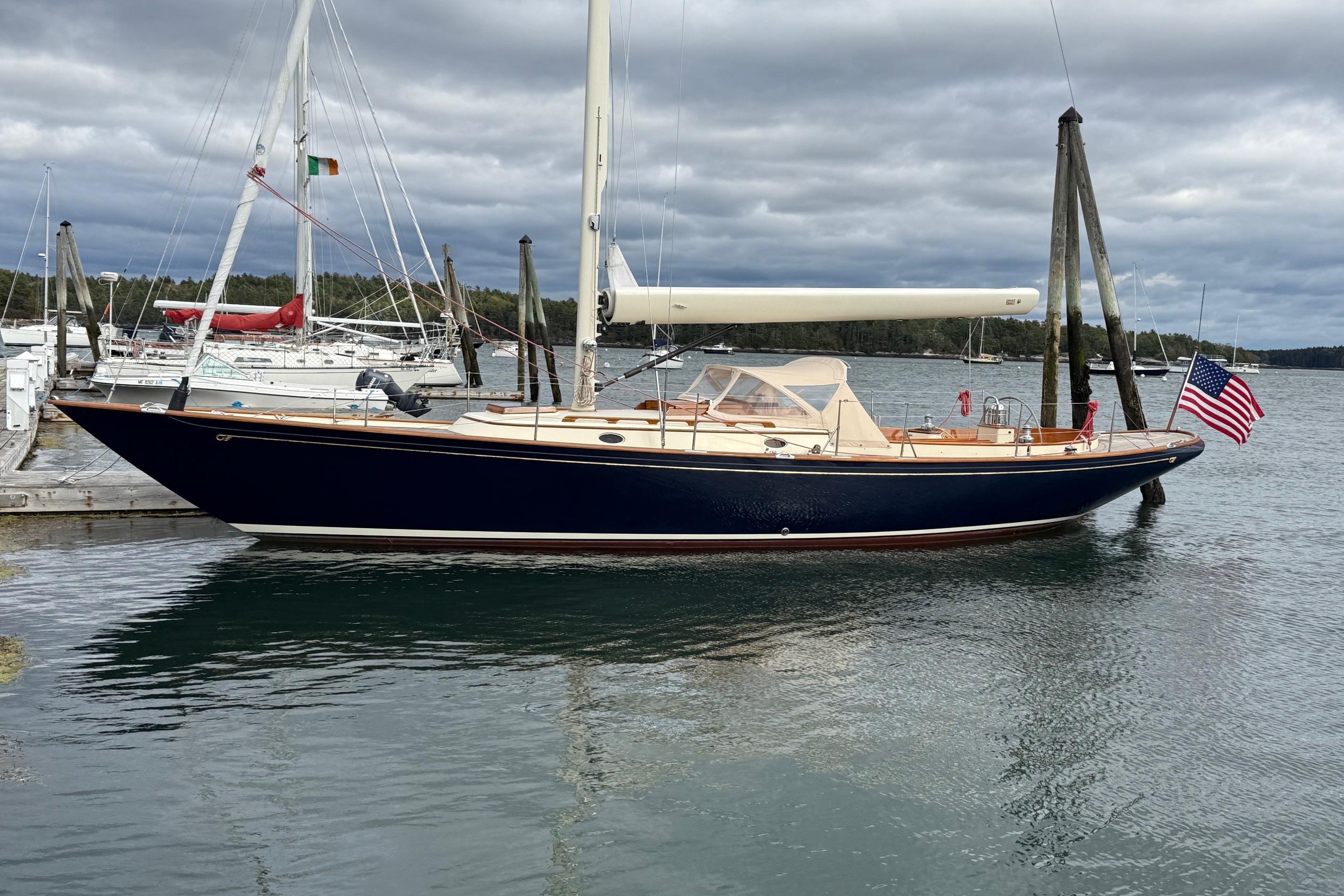 2015 Hinckley Daysailor 42