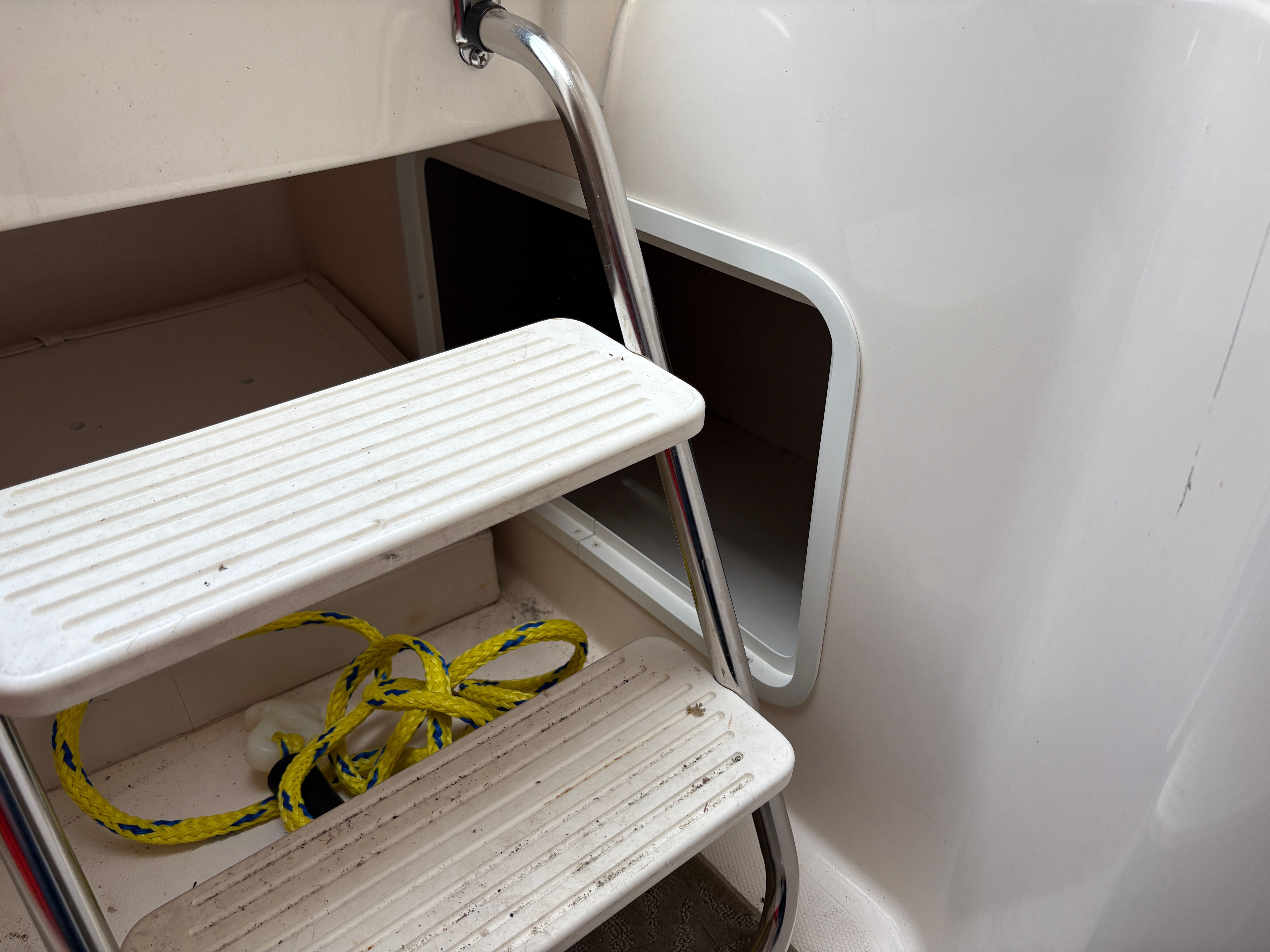 Step ladder and storage on 2009 Hurricane SUN DECK 260.