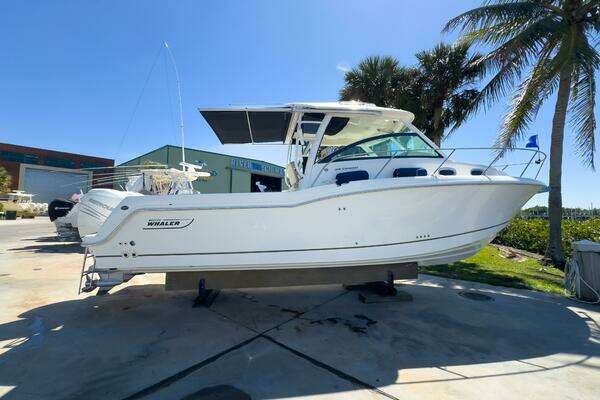 2018 Boston Whaler 315 Conquest