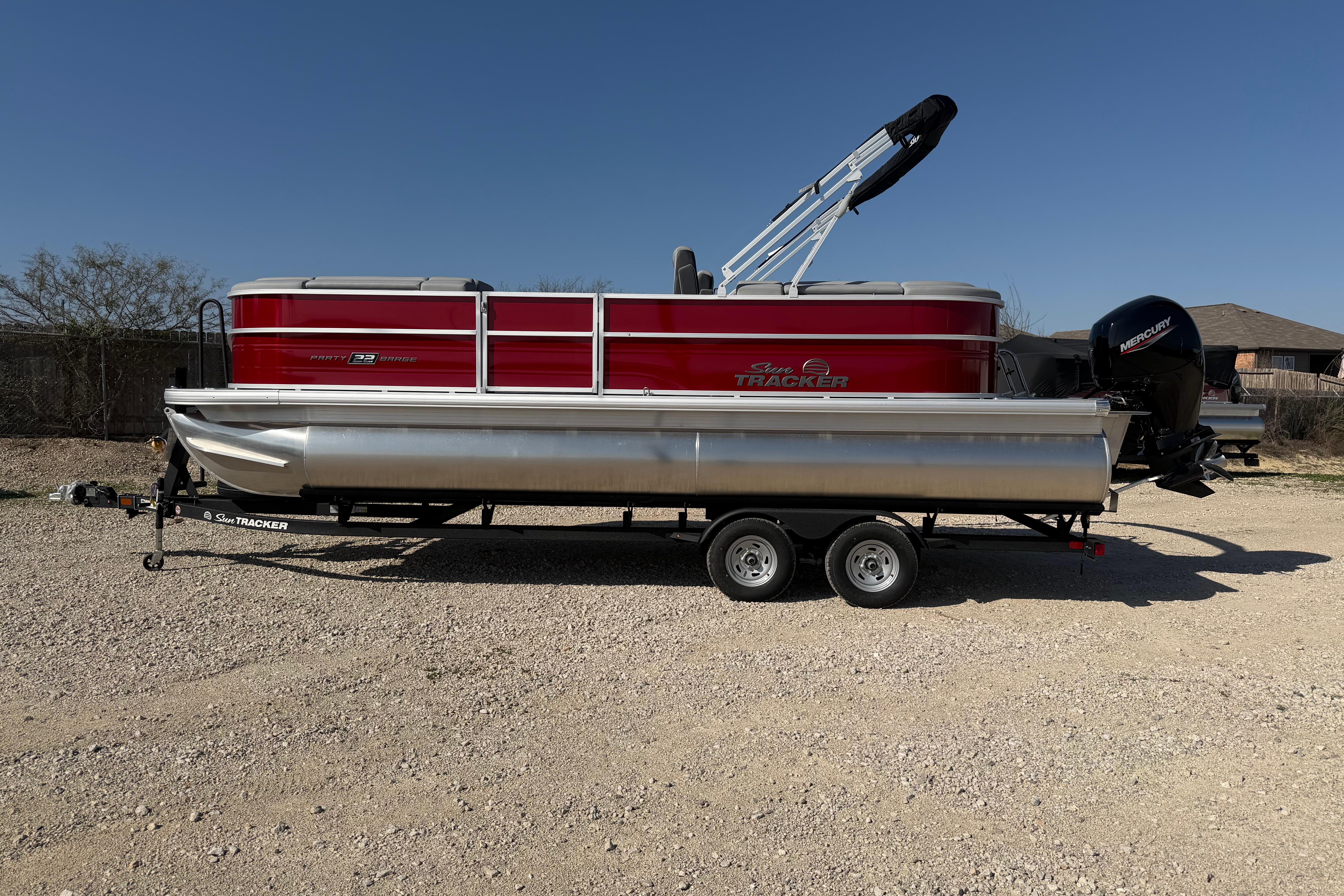 2026 Sun Tracker Party Barge 22 DLX
