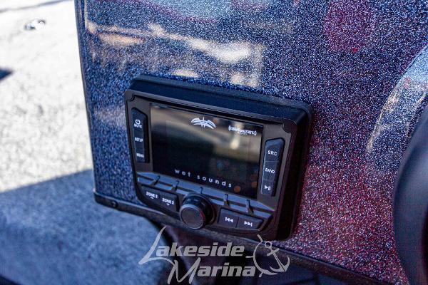 2024 Recon 985 SC boat stereo system at Lakeside Marina.