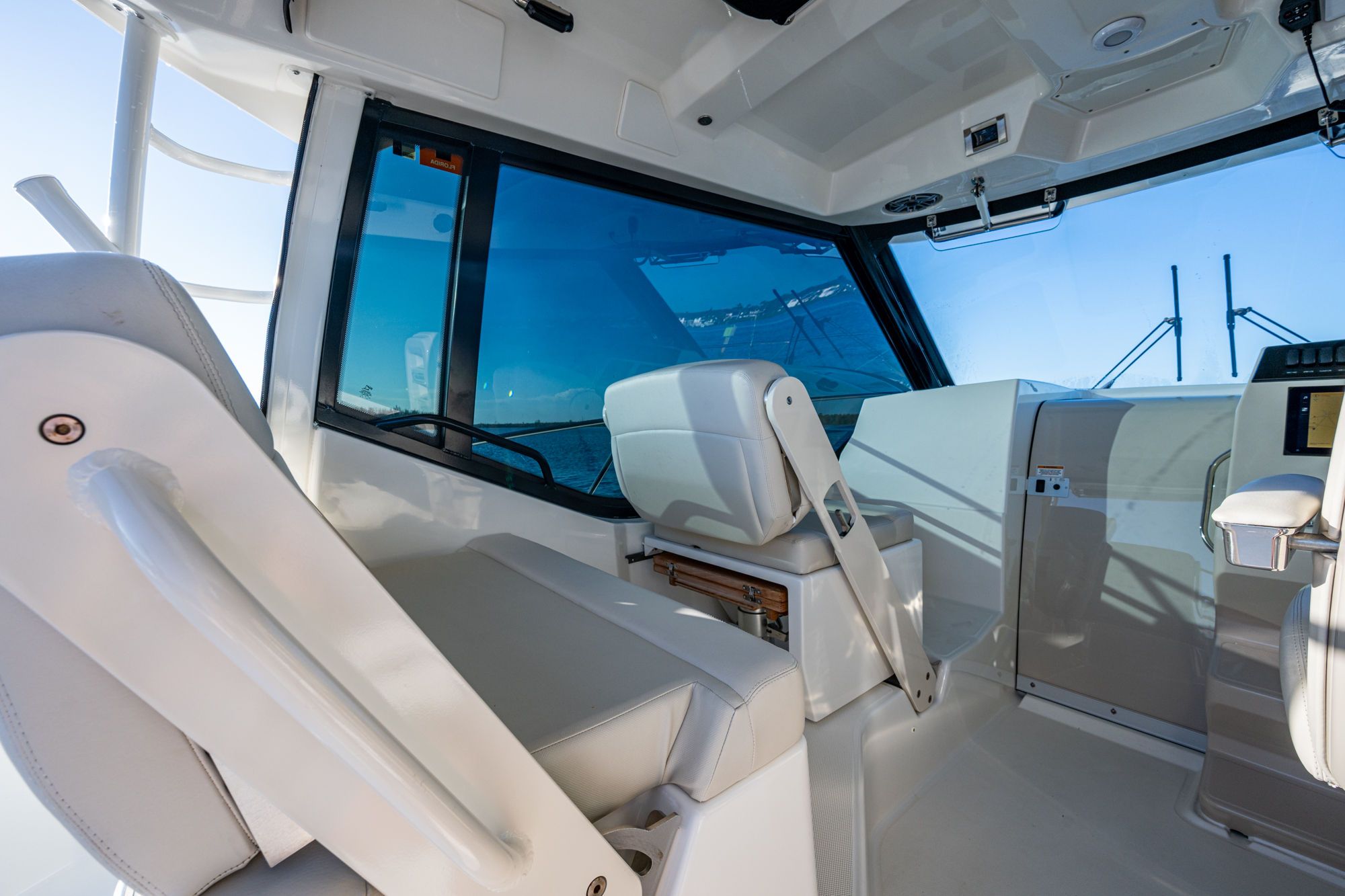 2023 BOSTON WHALER 325 CONQUEST - Image 29
