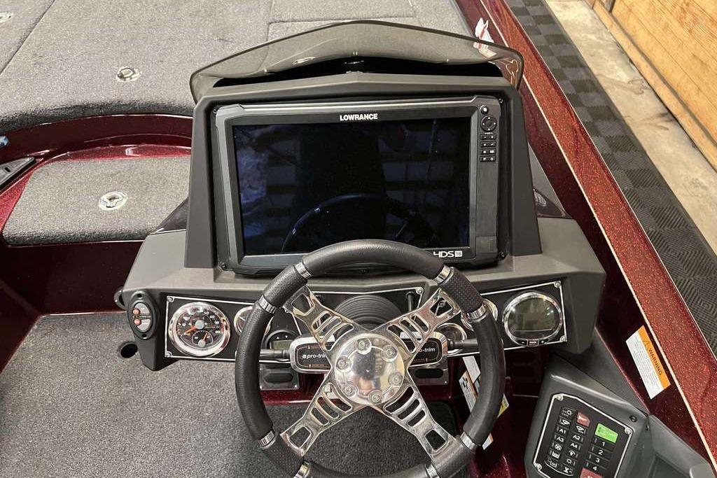 2018 Ranger Z520L boat dashboard with Lowrance HDS display and steering wheel.