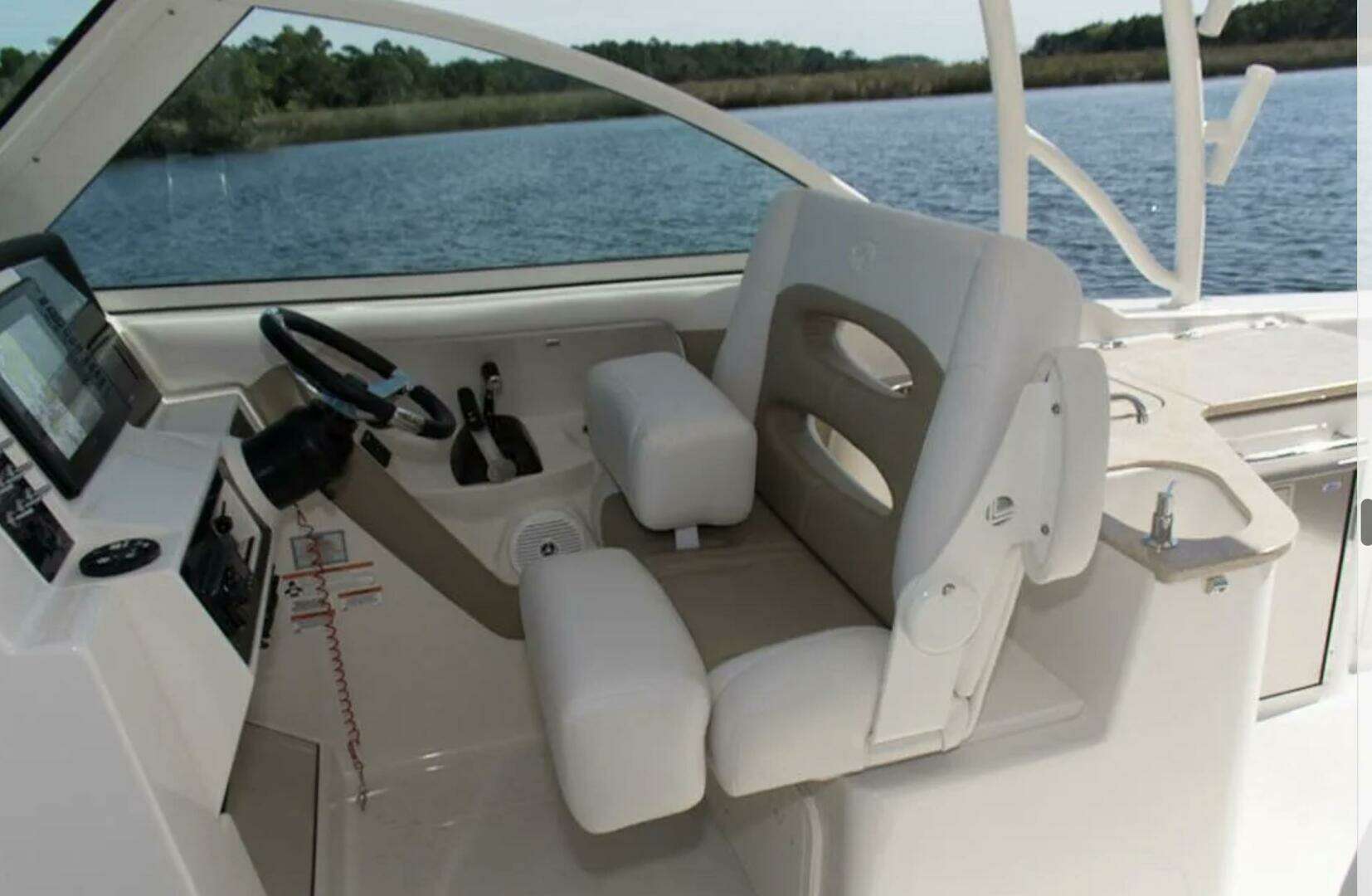 2018 Sailfish 325 DC - Image 11