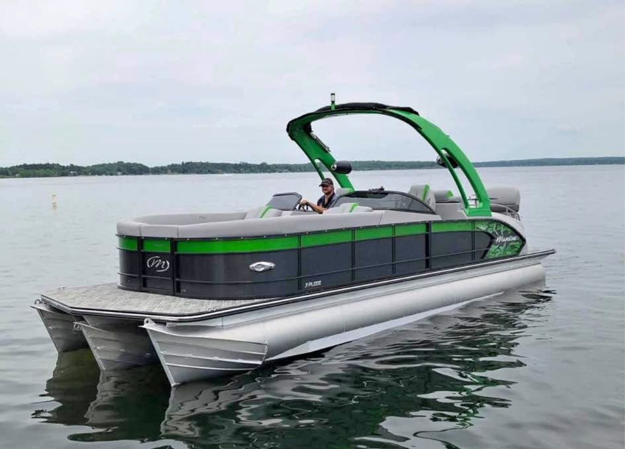 2020 Manitou 27 X-Plode SHP on calm water.