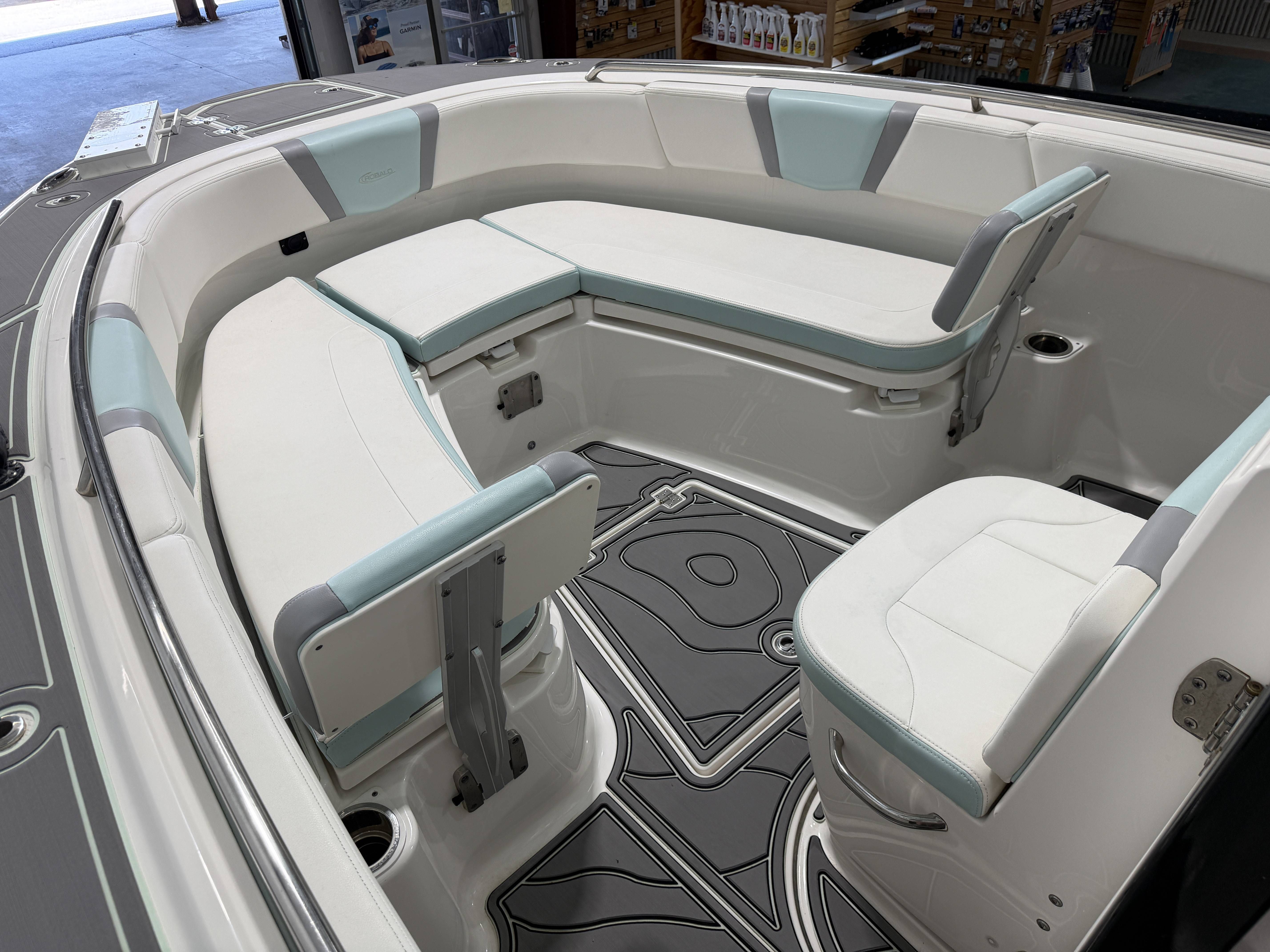 2023 Robalo R250 Center Console - 8