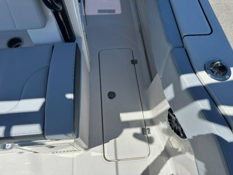 2026 Robalo R300 Center Console - 28