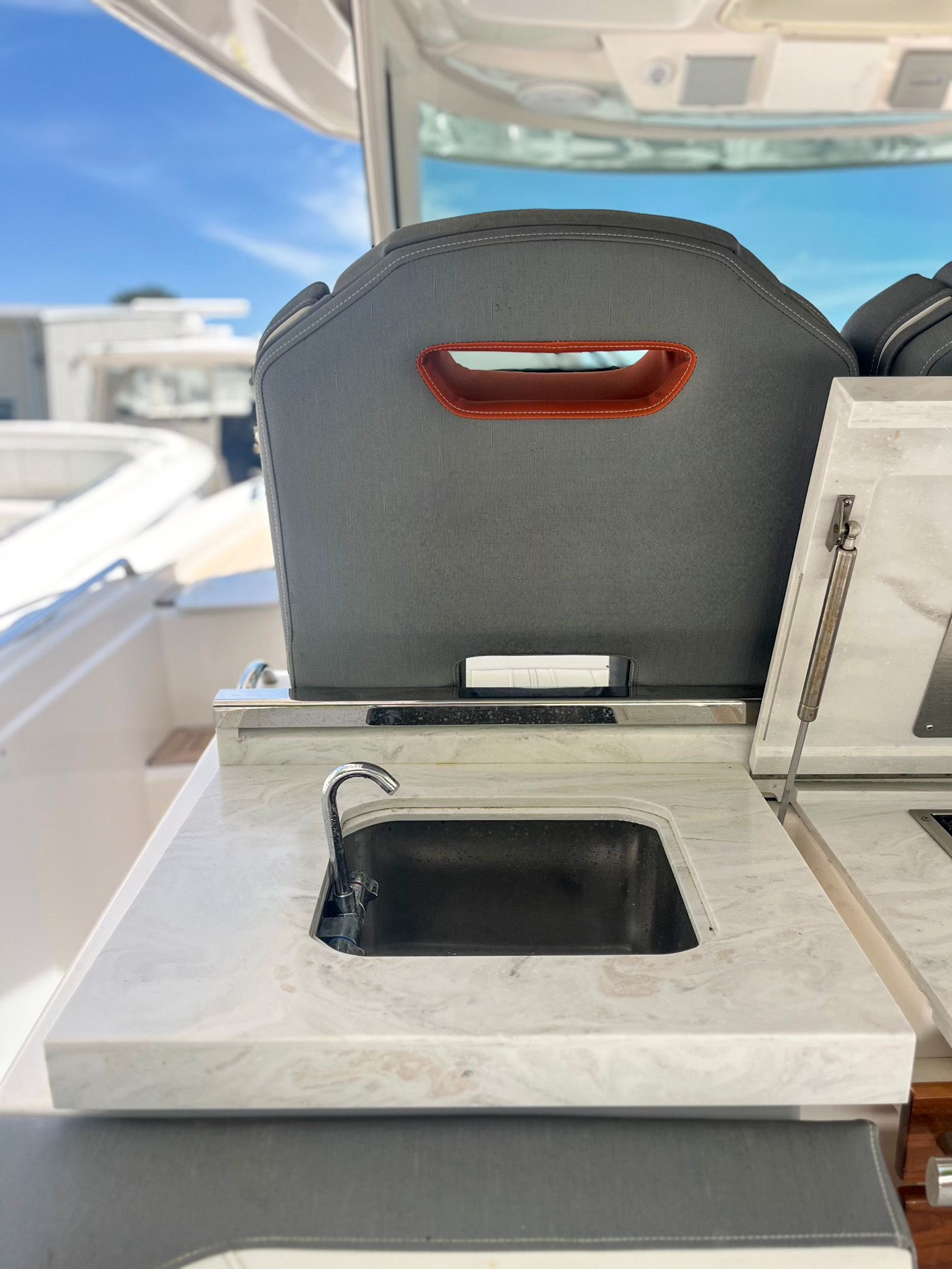 2019 TIARA YACHTS 38 LS - Image 7