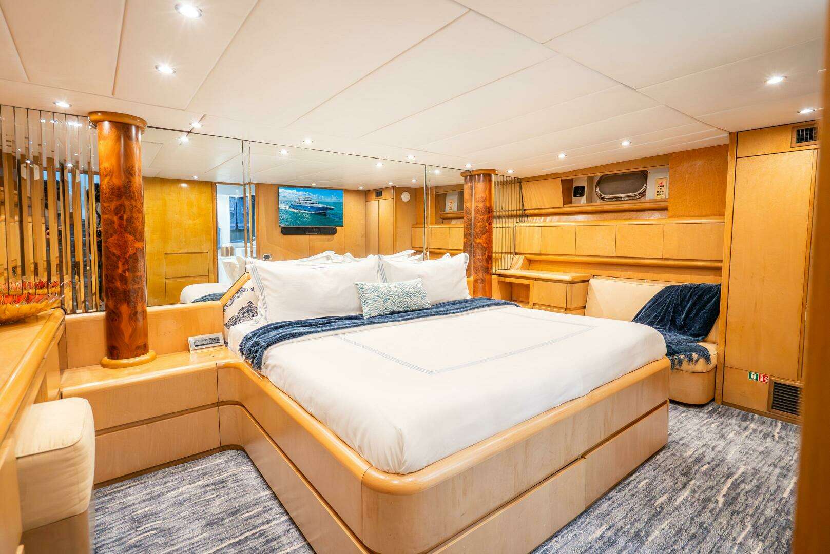 1991 Maiora Raised Pilothouse - Image 12