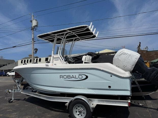 2025 Robalo Center Console R180 - 2