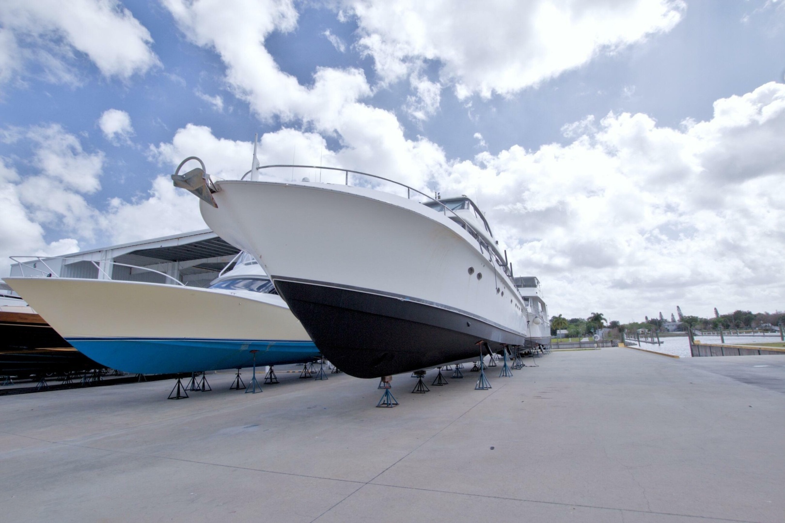 1998 Lazzara Yachts 76 Skylounge Grand Salon - Image 132