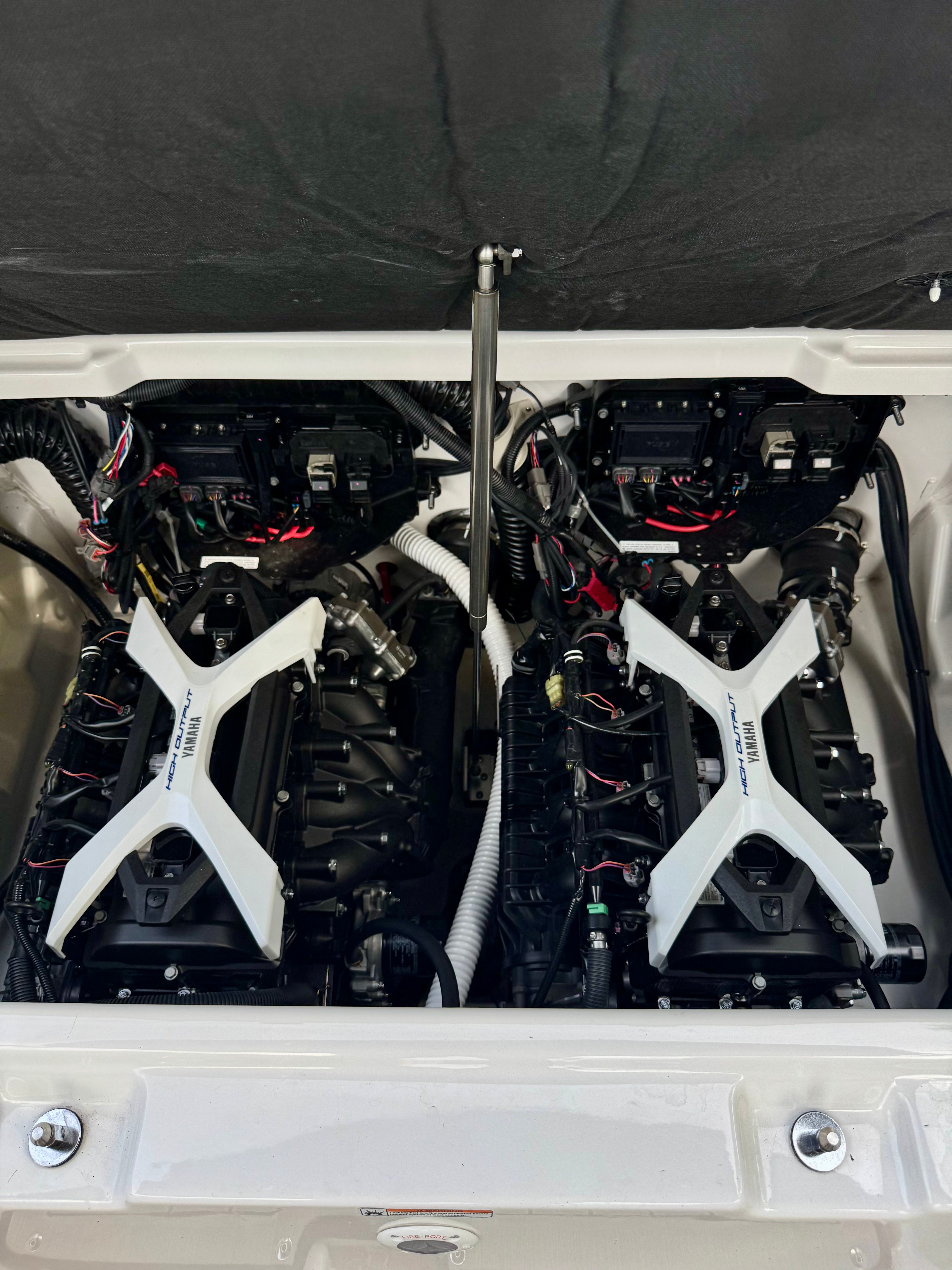 Yamaha 252SD 2025 engine view, powerful dual-engine configuration.