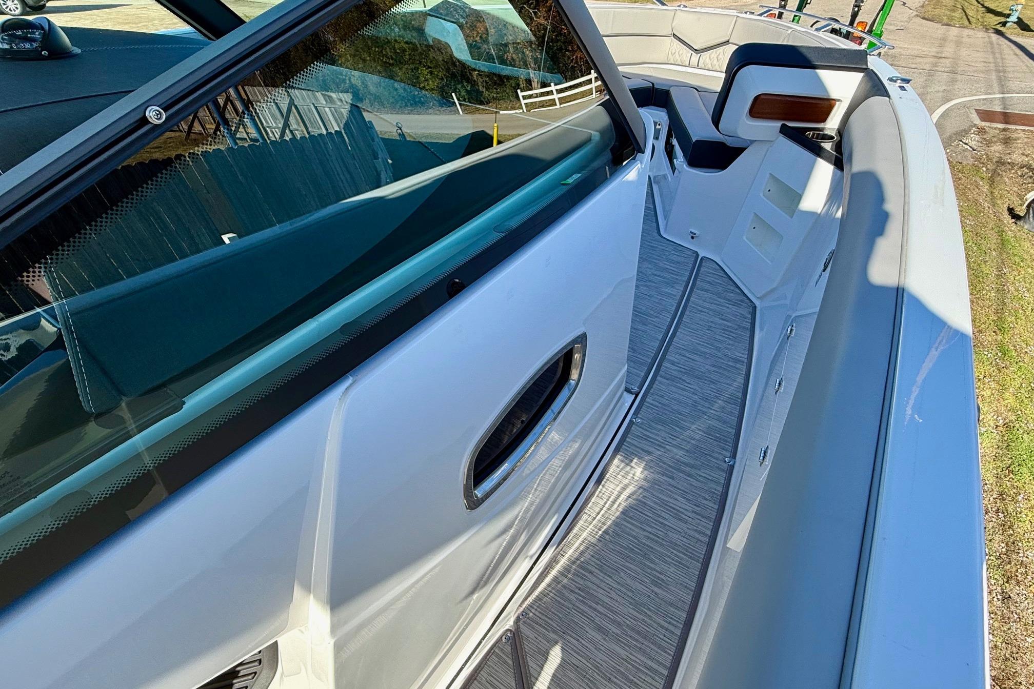Monterey Elite 30 OB 2026, modern boat design, interior view.
