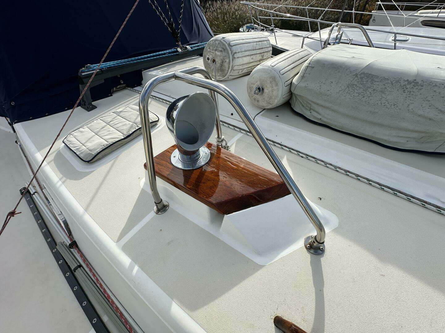 1999 Tartan 4600 - Image 13