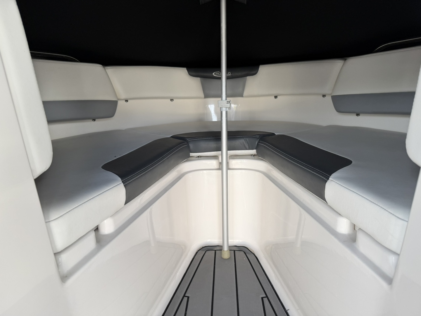 2023 Robalo R227 - Image 35