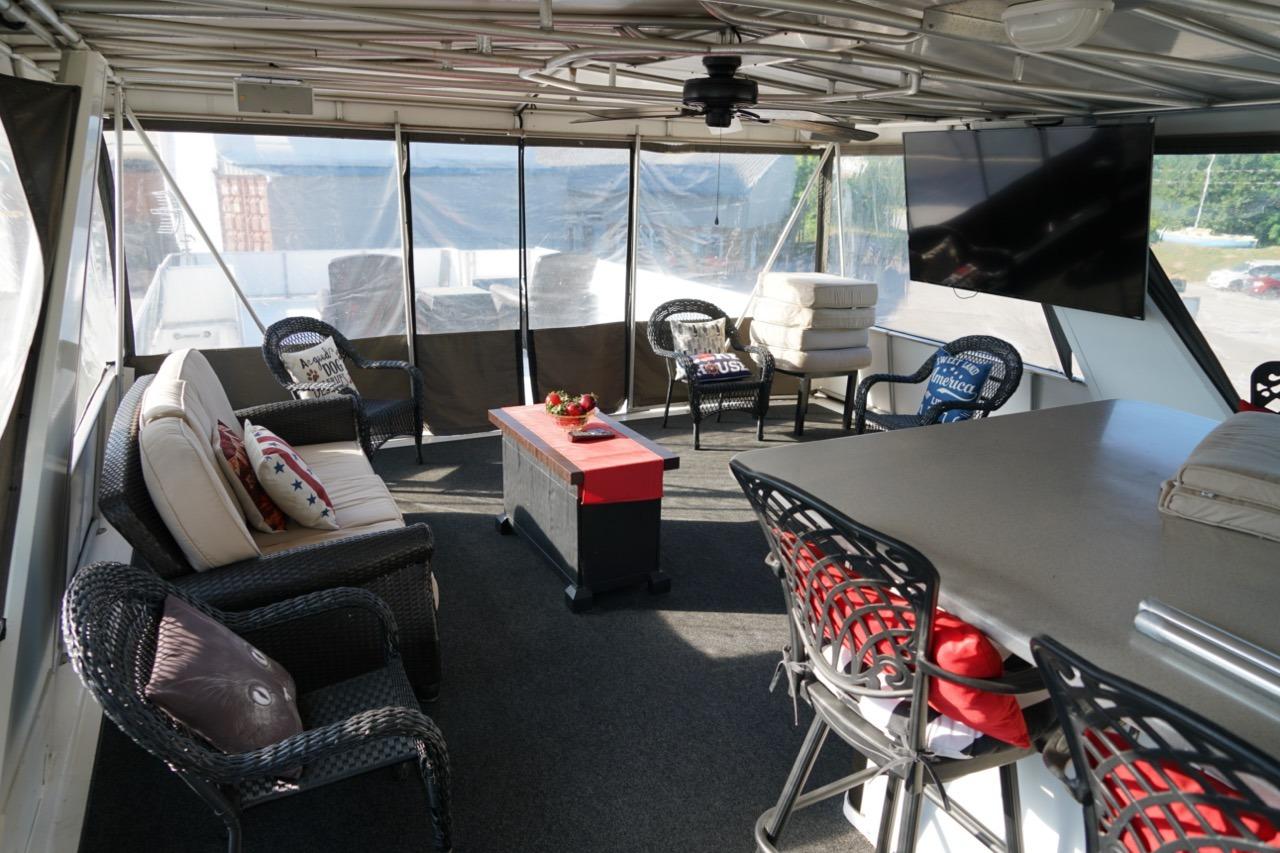 Luxurious 2000 Stardust Cruisers houseboat interior with comfortable seating and modern amenities.