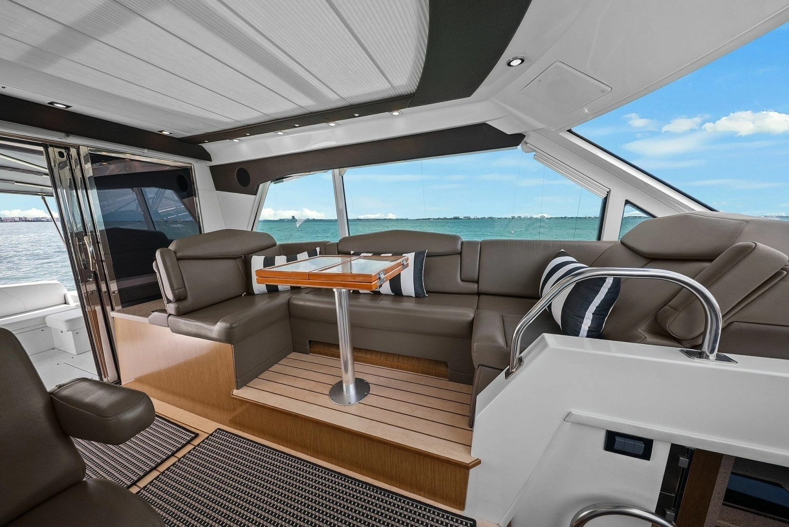 2014 Cruisers Yachts 48 Cantius - Image 13