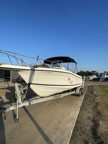 2001 Seaswirl 2301 Center Console - 2
