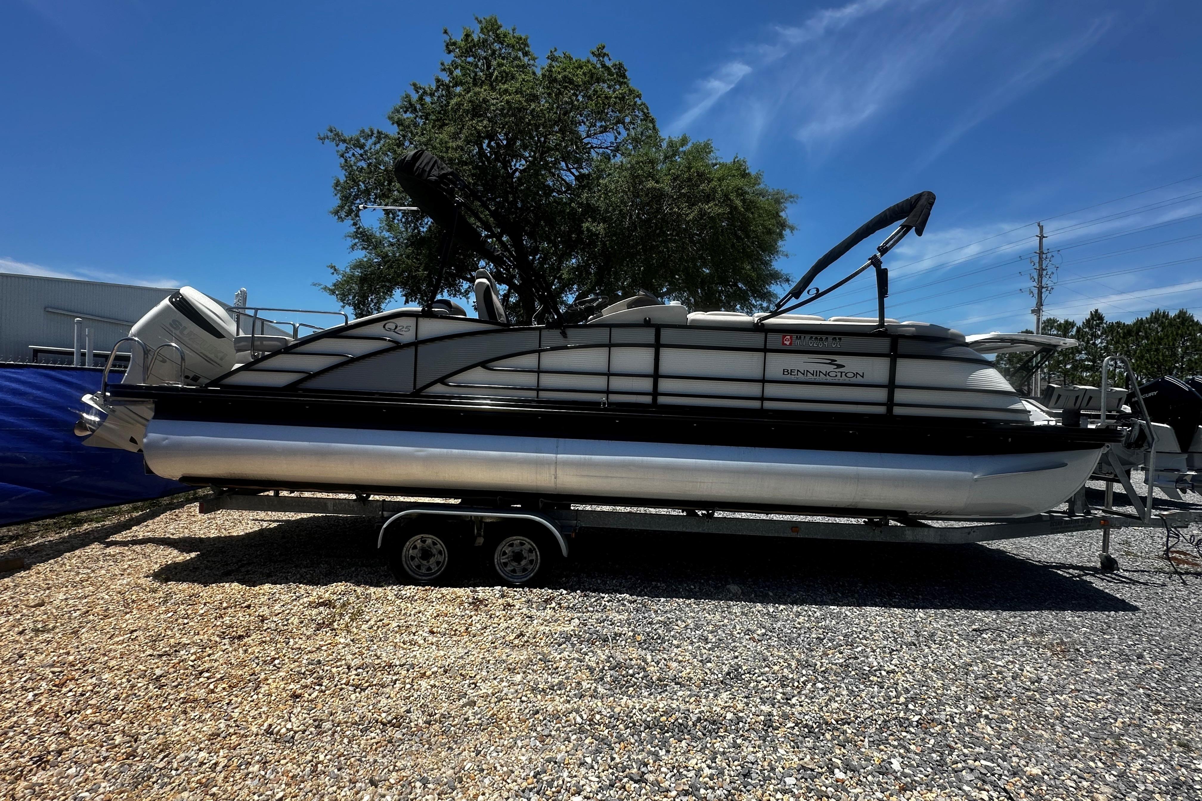 2019 Bennington QX 25 Stern Lounge