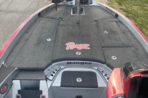 2015 Ranger Z520C boat deck with storage compartments and logo.