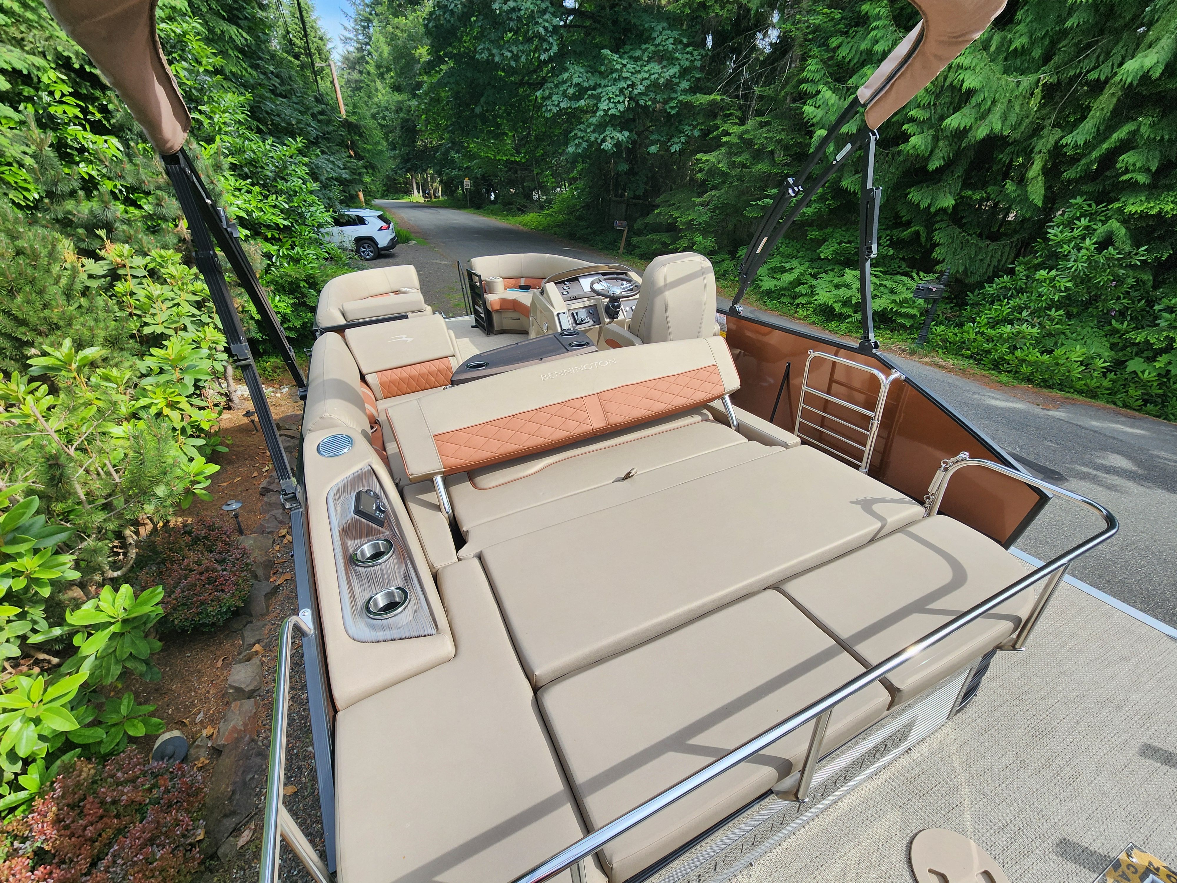 The image shows the deck of a Bennington 22 LSB boat with beige upholstery.