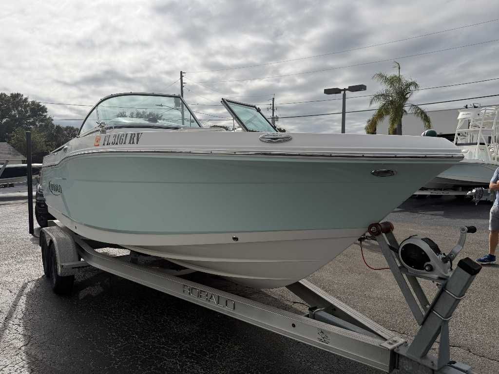 2019 Robalo R207 Dual Console - 11
