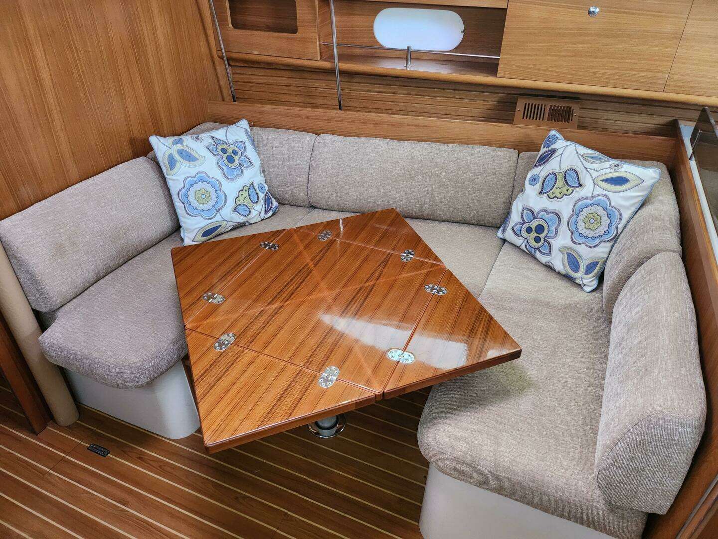 2012 Catalina 355 - Image 27