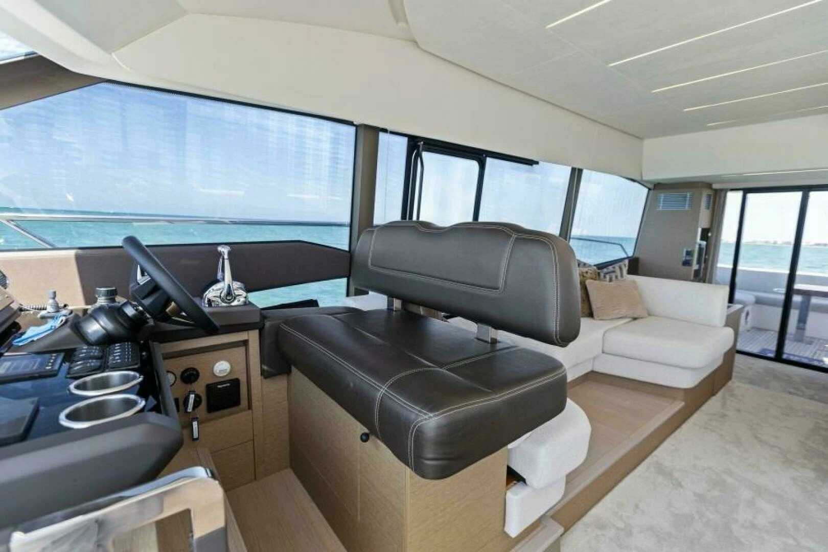 2022 Prestige 590 Flybridge - Image 18