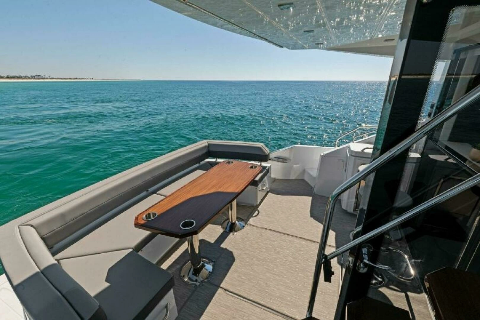 2023 Cruisers Yachts 60 Cantius Fly - Image 44