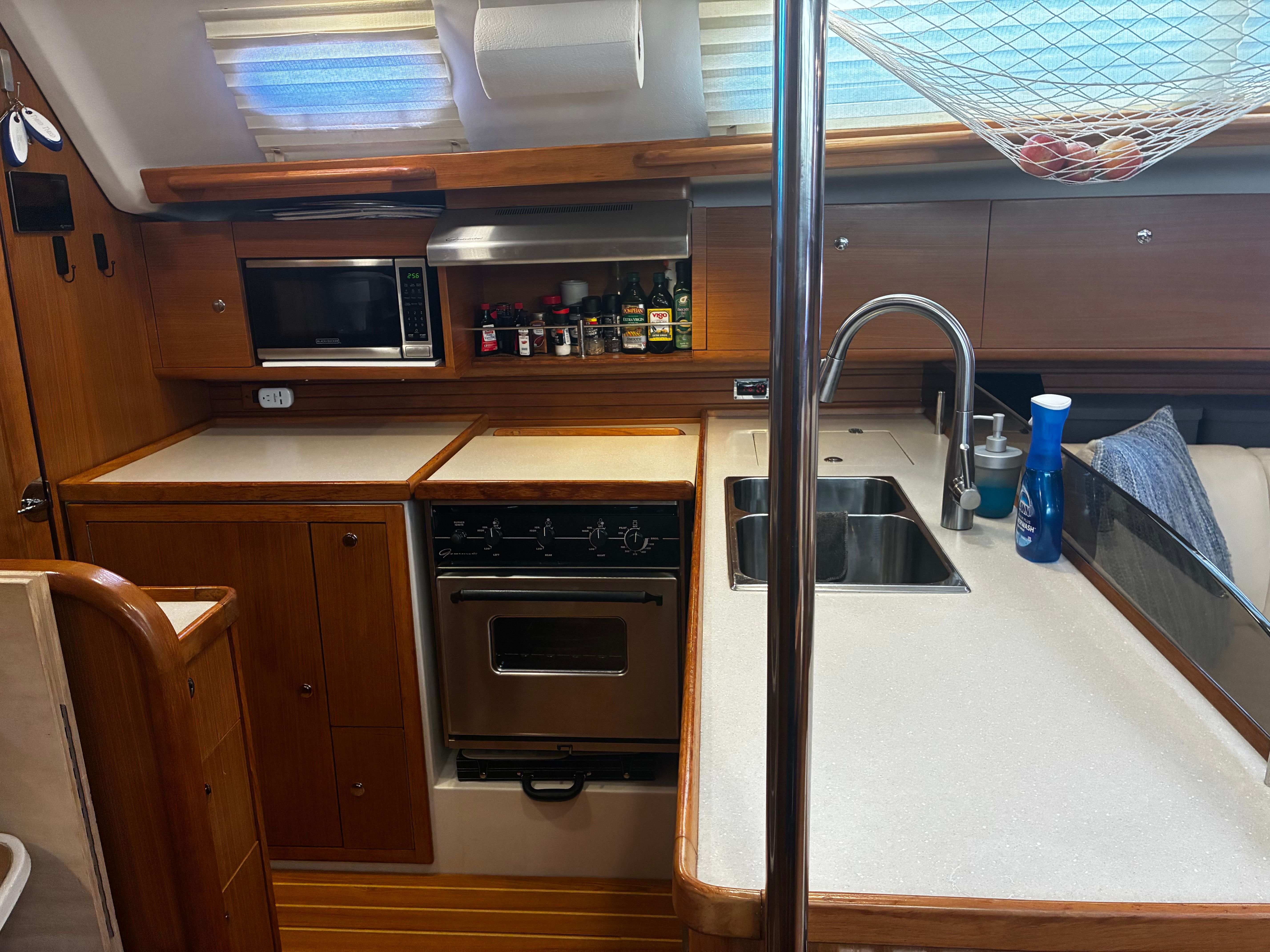 2011 Catalina 445 - 26