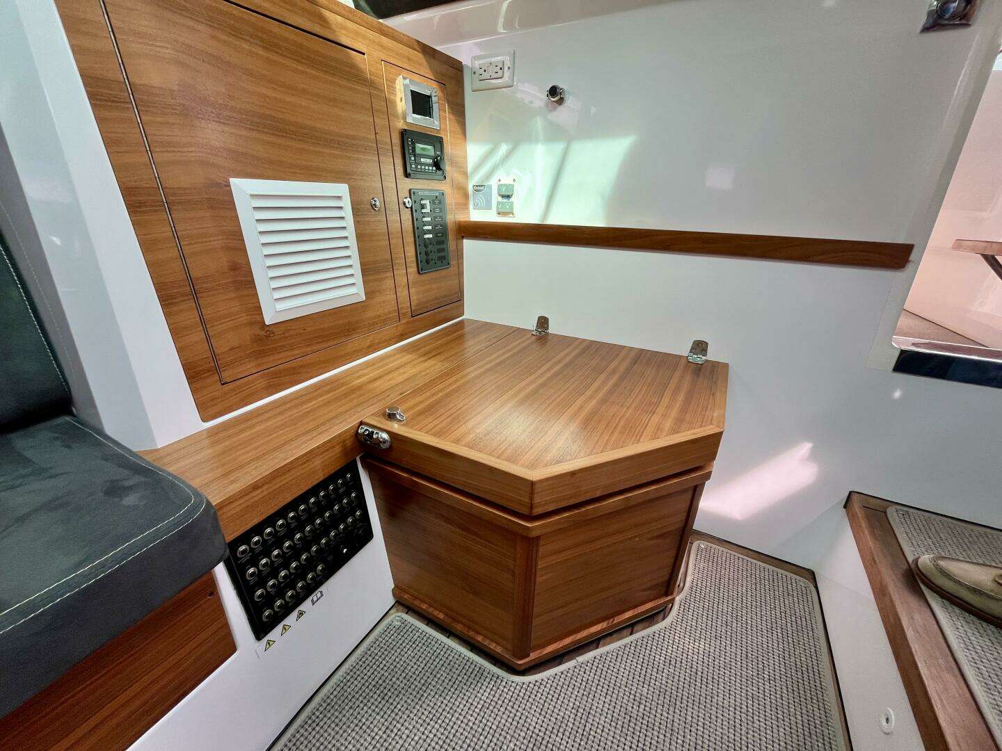 2018 Axopar 37 Sport Cabin R - Image 29