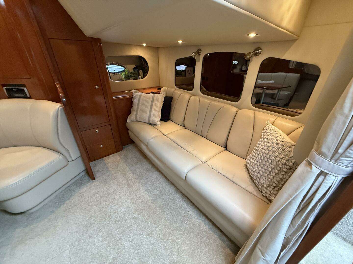 2004 Cruisers 370 Express - Image 32