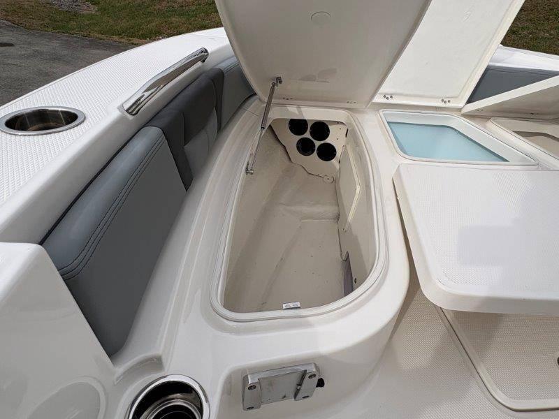 2025 Robalo 226 Cayman - 28
