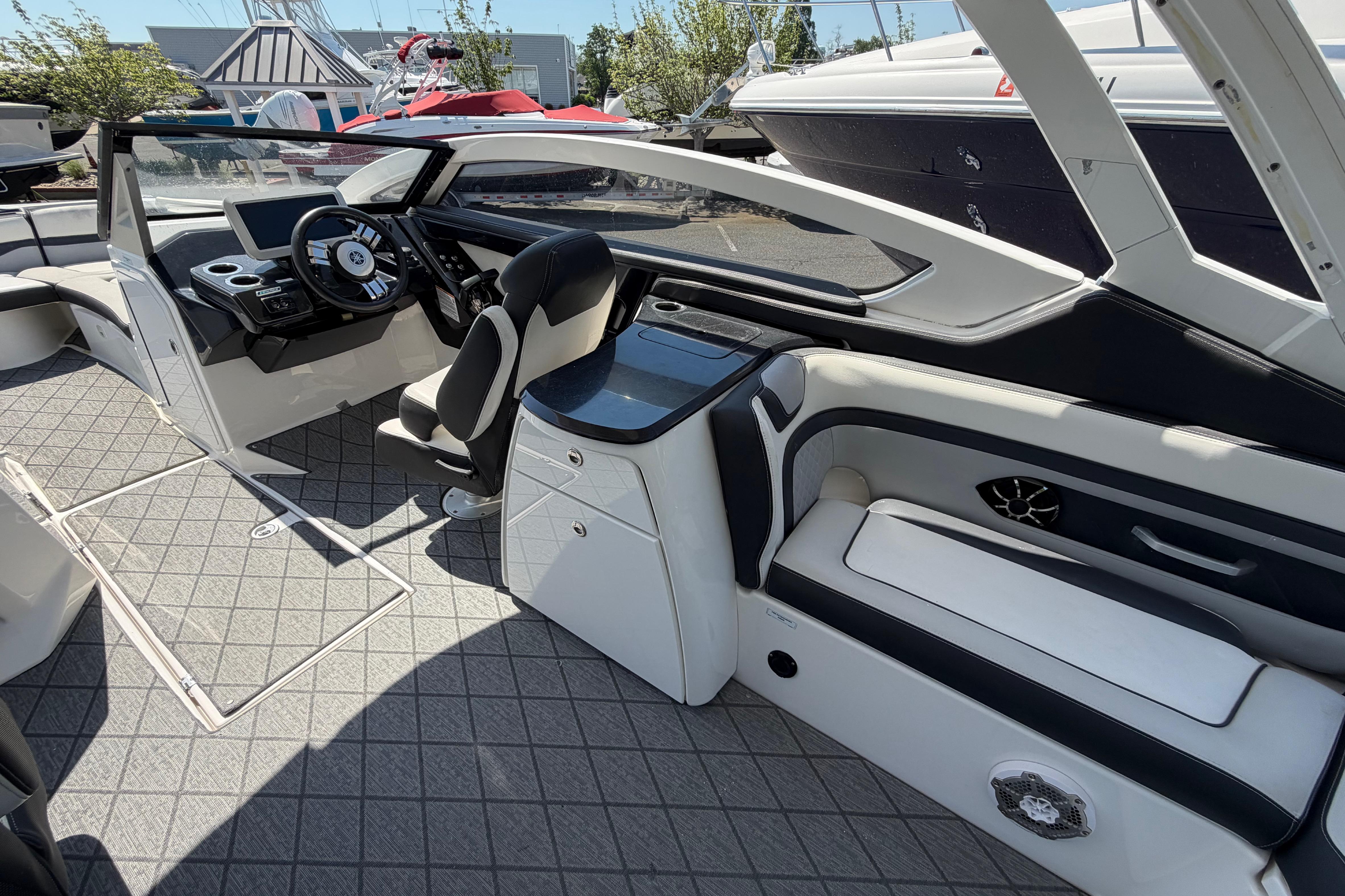 2020 Yamaha Boats 275SD interior with sleek dashboard and comfortable seating.