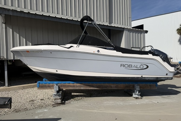 2023 Robalo R227