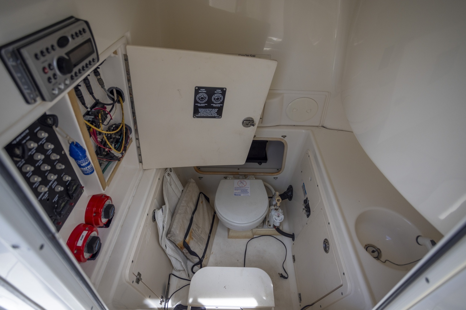 2007 Boston Whaler 270 OUTRAGE - Image 13