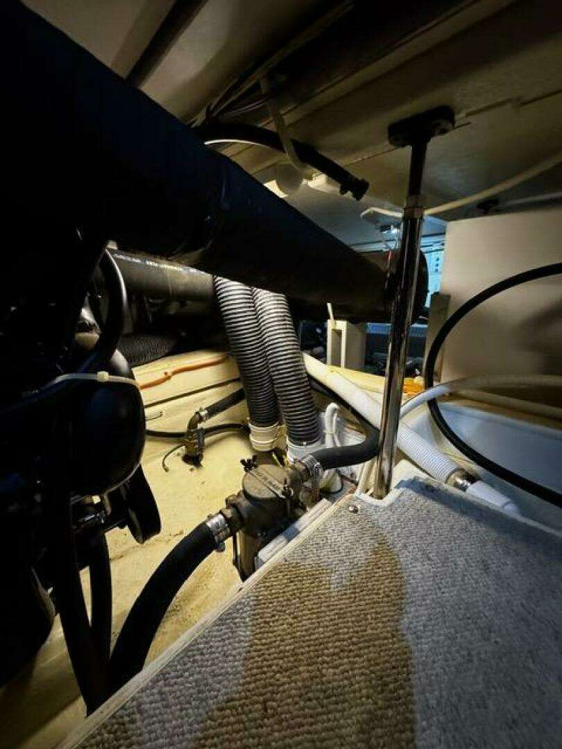 2004 Carver 360 Sport Sedan - Image 44