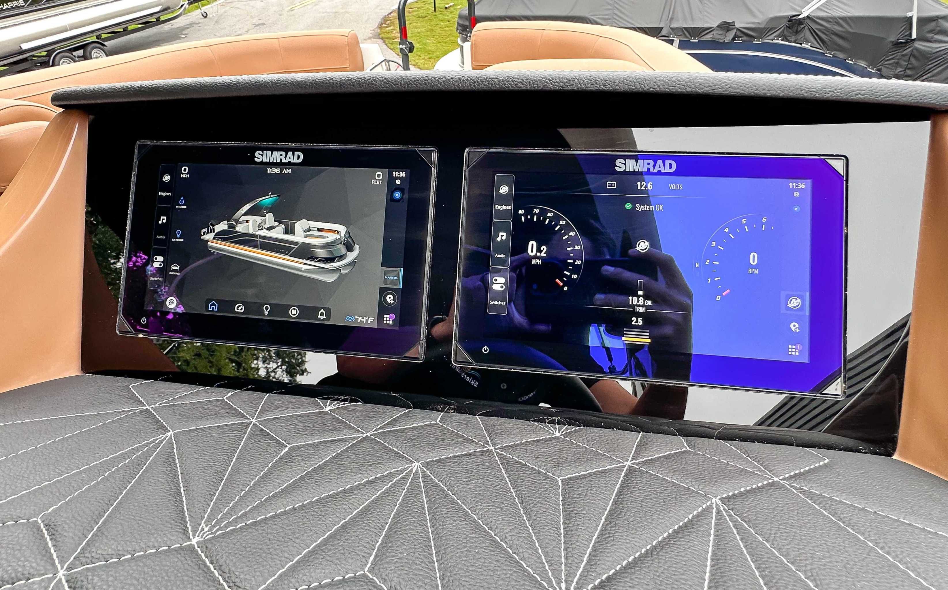 Simrad displays in Harris Grand Mariner 230 SLDH 2025.