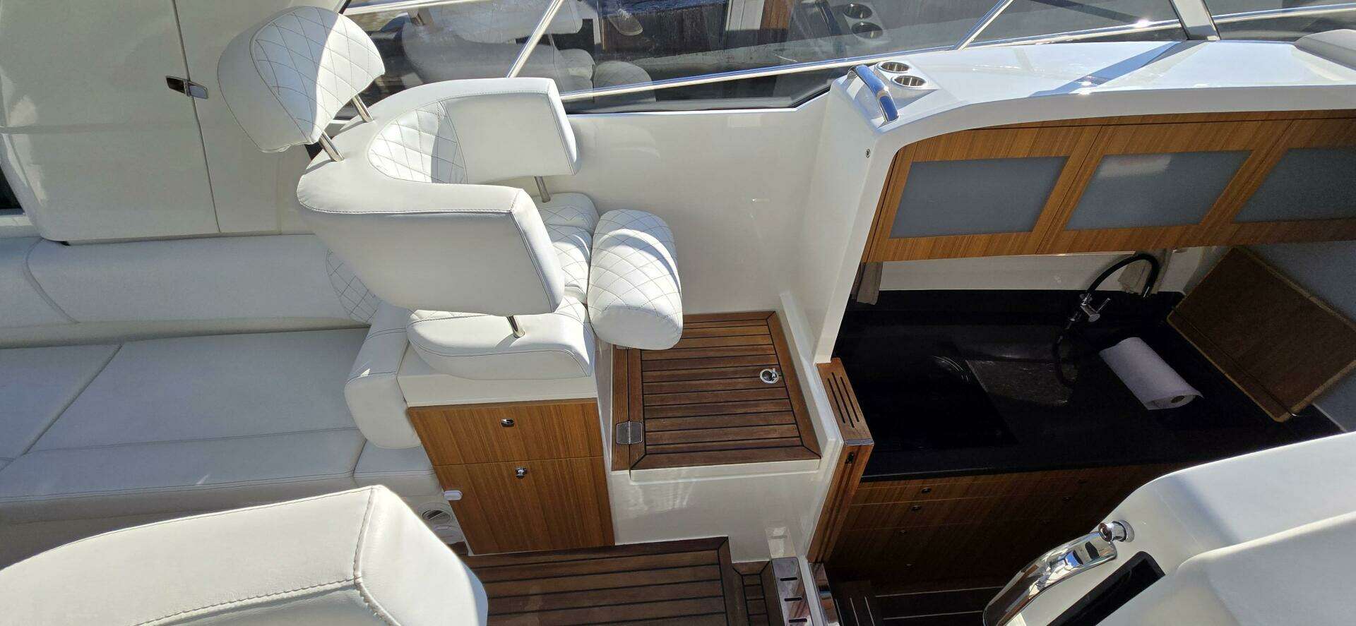 2025 Marex 310 Suncruiser - Image 14