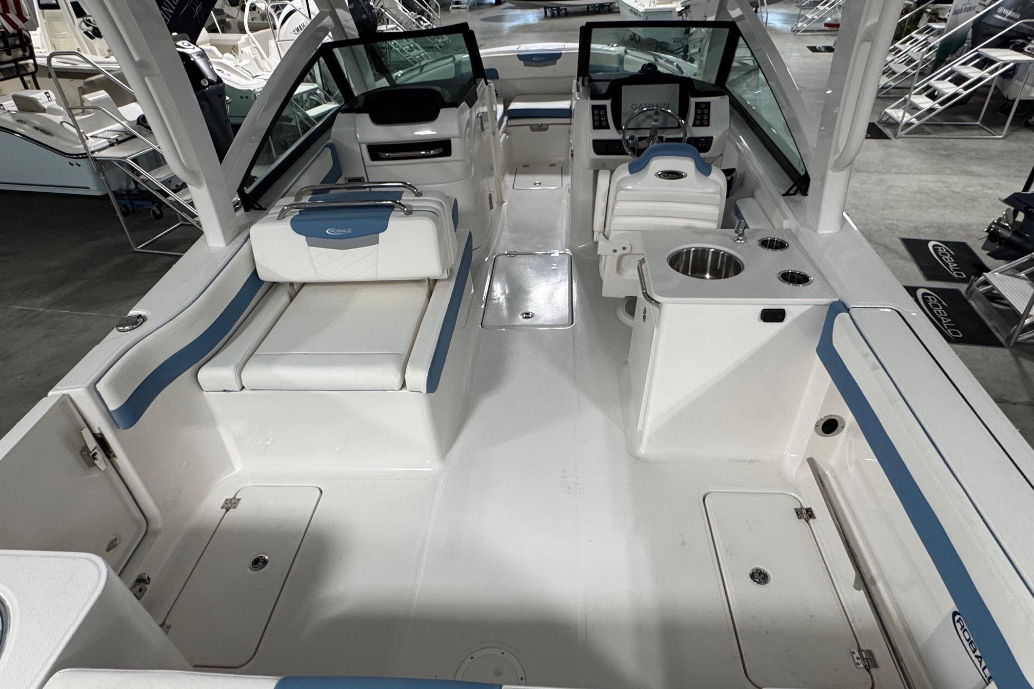 2026 Robalo R257 Dual Console - 17