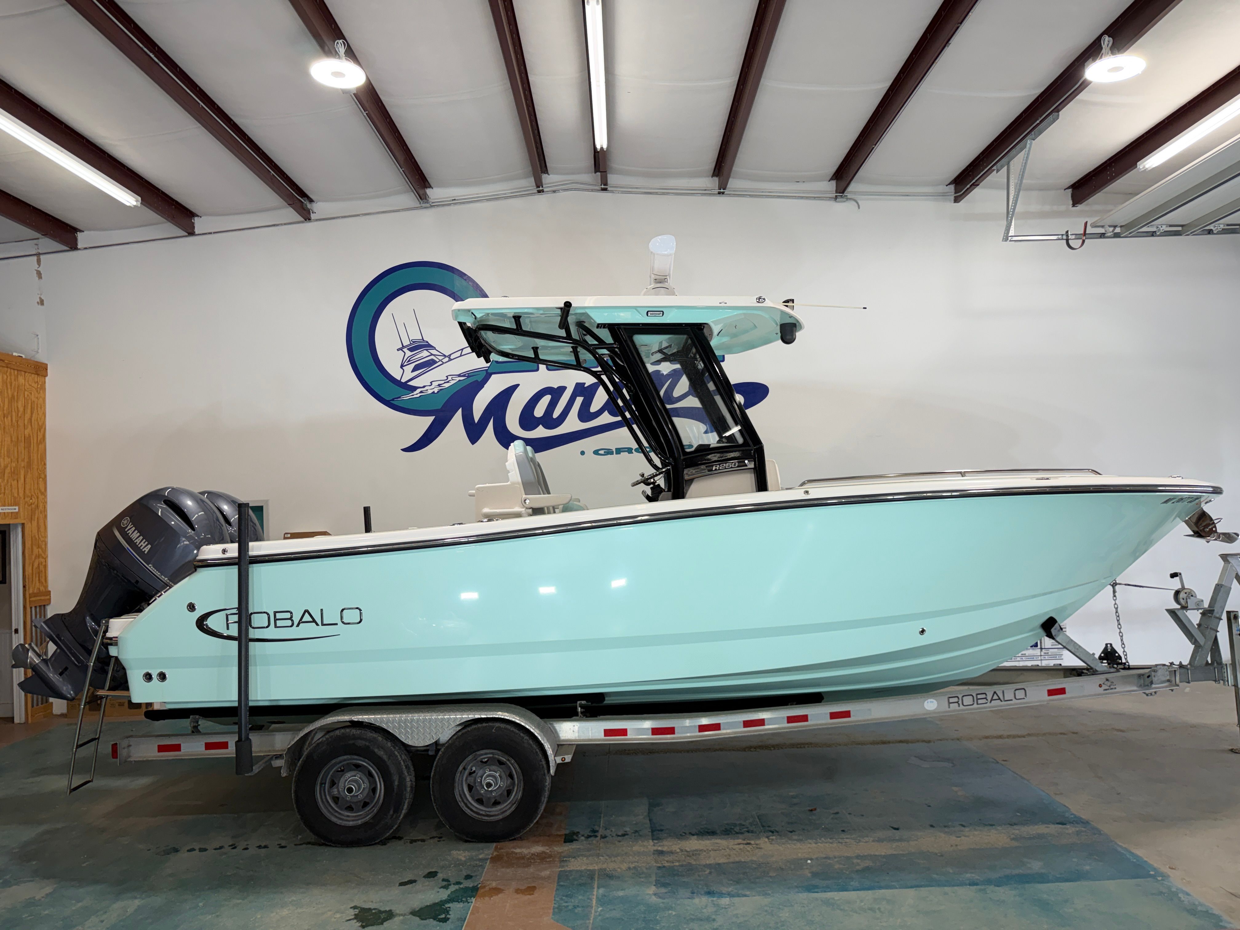 2023 Robalo R250 Center Console