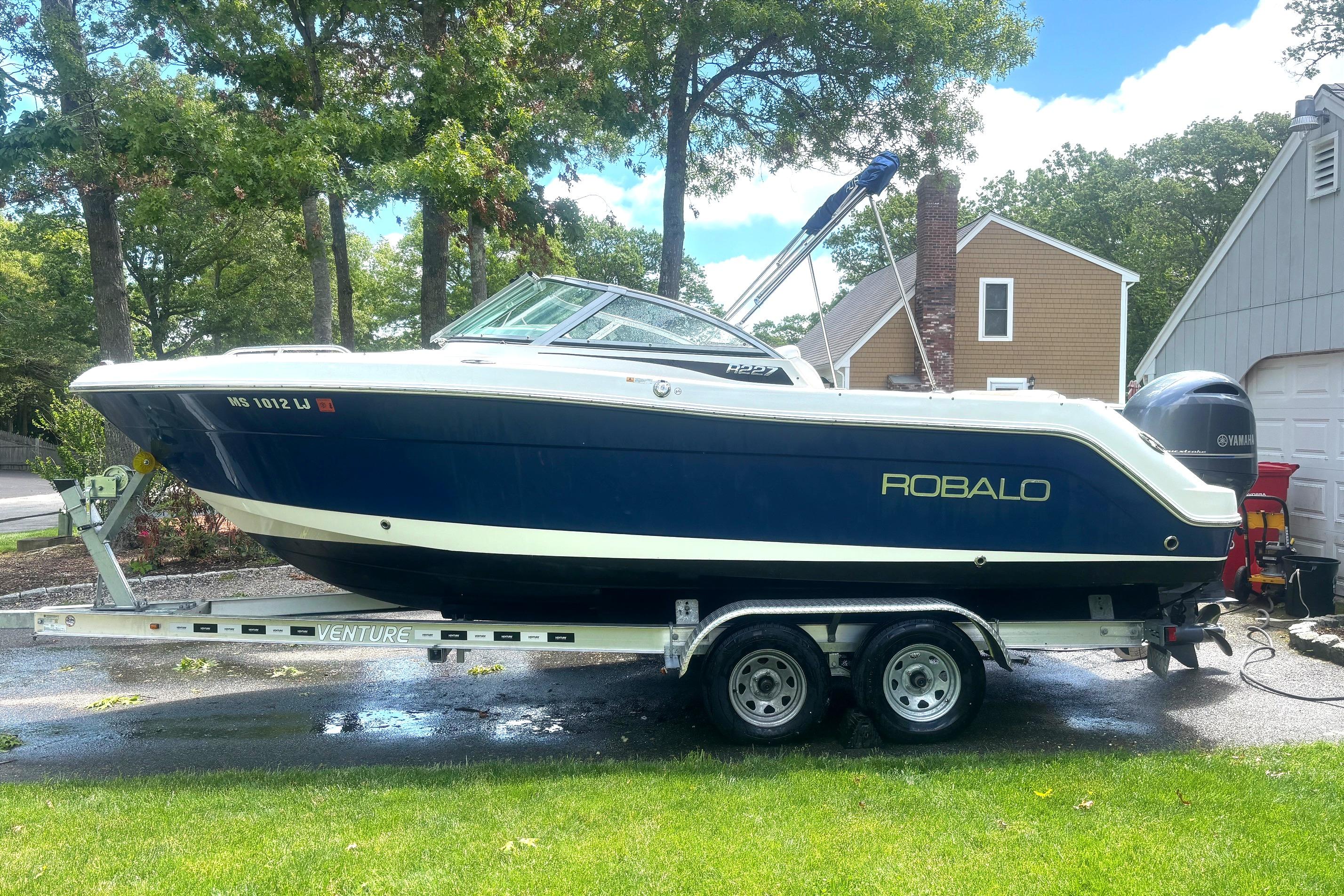 2016 Robalo R227 Dual Console