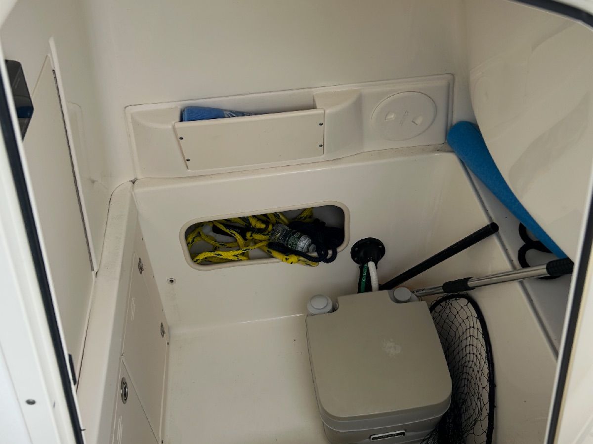 2008 Boston Whaler 240 Outrage - 7